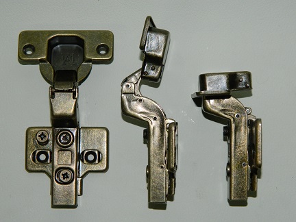 Петля 3D четырехшарнирная 110* вкладная с доводчиком бронза (100)