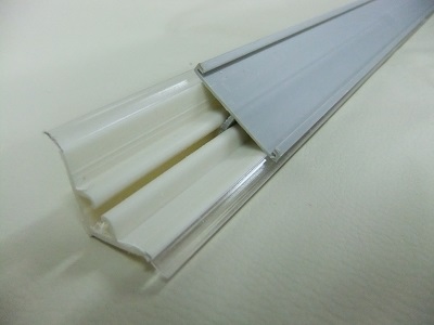 Плинтус кухонный пластиковый прямая вставка 3,05м (48)